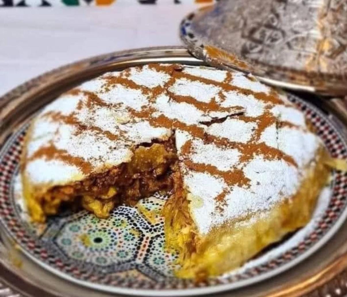 Pastela marroquí dorada y crujiente