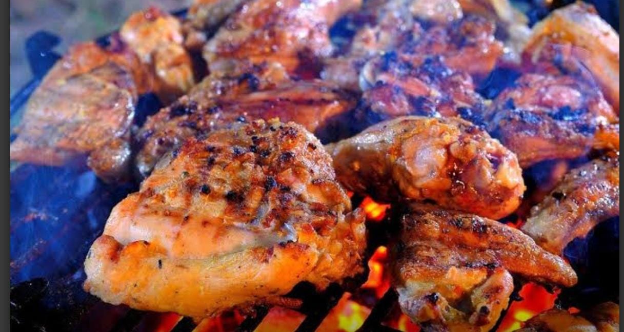 Pollo a la brasa sobre brasas